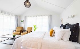 Spacious, Breezy Studio Apartment, Moments From Downtown And Beach